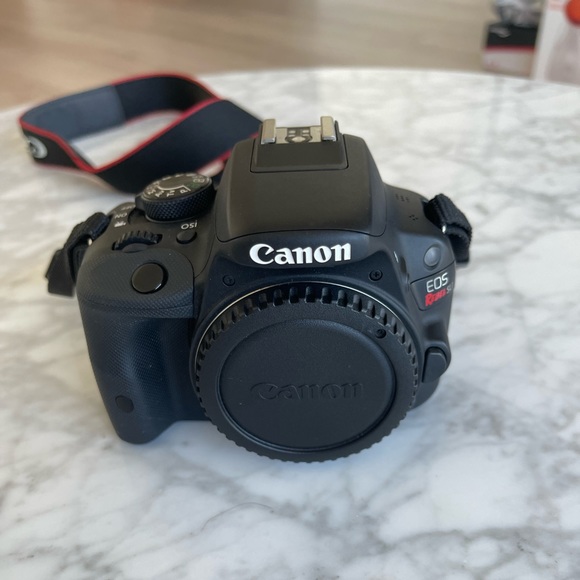 Canon Eos SL1 with case, lenses, and tripod - Picture 4 of 10